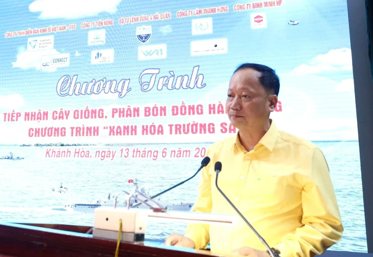 Trao 230 tấn phân bón, chung tay “Xanh hóa Trường Sa”