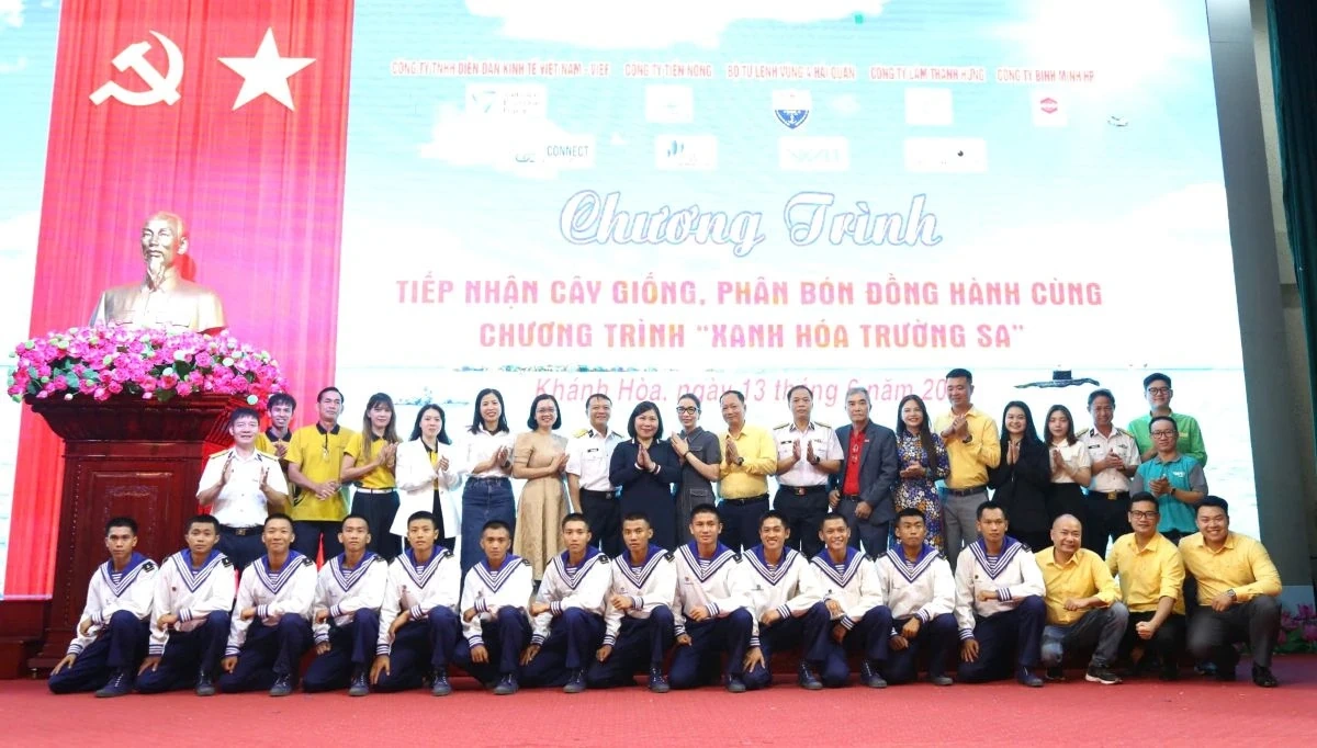 Trao 230 tấn phân bón, chung tay “Xanh hóa Trường Sa”