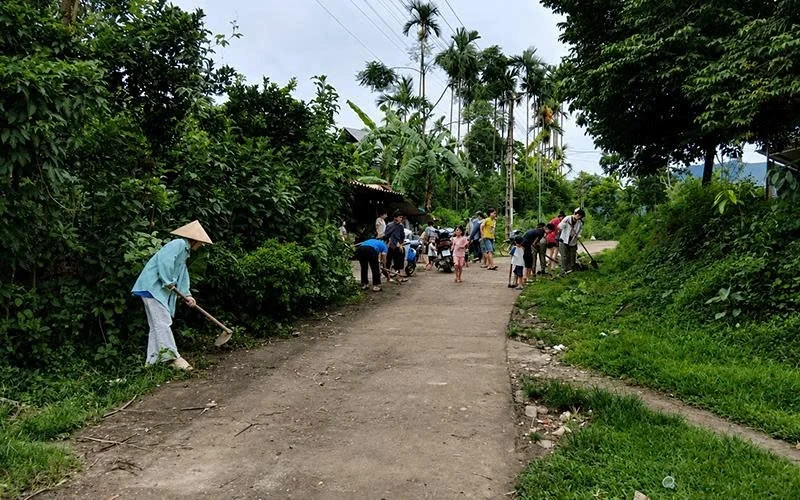 Giữ màu xanh dưới chân núi