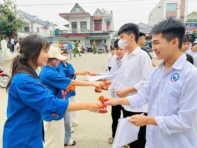 Cảm xúc vỡ òa trong ngày thi đầu tiên