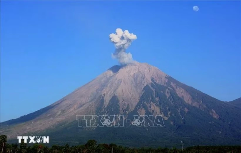 Indonesia nâng cảnh báo 3 ngọn núi lửa đồng thời hoạt động