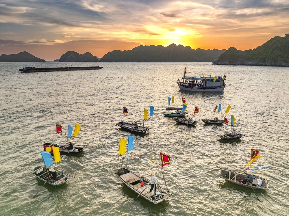 Du khách ùn ùn đổ về Lễ hội biển Cát Bà khuấy động Vịnh trung tâm