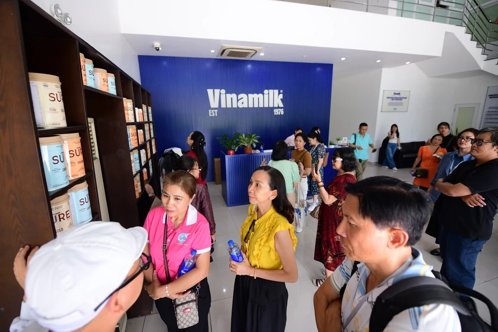 Vinamilk đón thế hệ “đồng niên” tham quan nhà máy với lời hứa chăm sóc sức khỏe bằng dinh dưỡng chất lượng