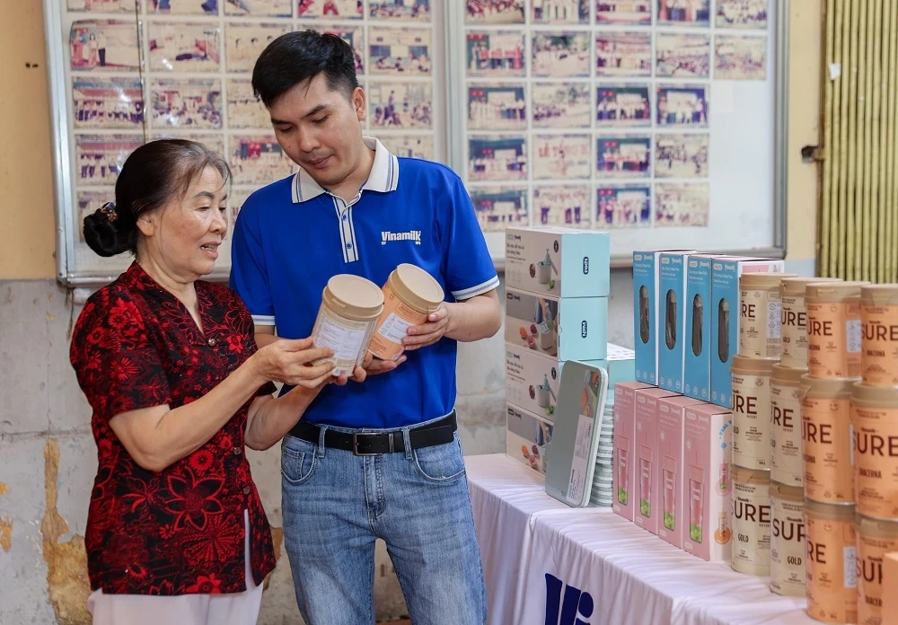 Vinamilk đón thế hệ “đồng niên” tham quan nhà máy với lời hứa chăm sóc sức khỏe bằng dinh dưỡng chất lượng