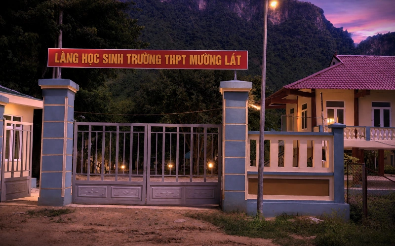 Sáng ánh đèn ở làng học sinh Mường Lát trước ngày thi tốt nghiệp THPT