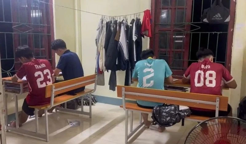 Sáng ánh đèn ở làng học sinh Mường Lát trước ngày thi tốt nghiệp THPT