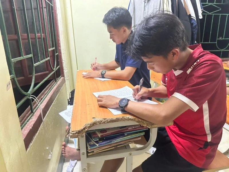 Sáng ánh đèn ở làng học sinh Mường Lát trước ngày thi tốt nghiệp THPT