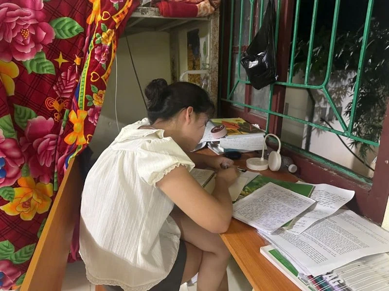 Sáng ánh đèn ở làng học sinh Mường Lát trước ngày thi tốt nghiệp THPT
