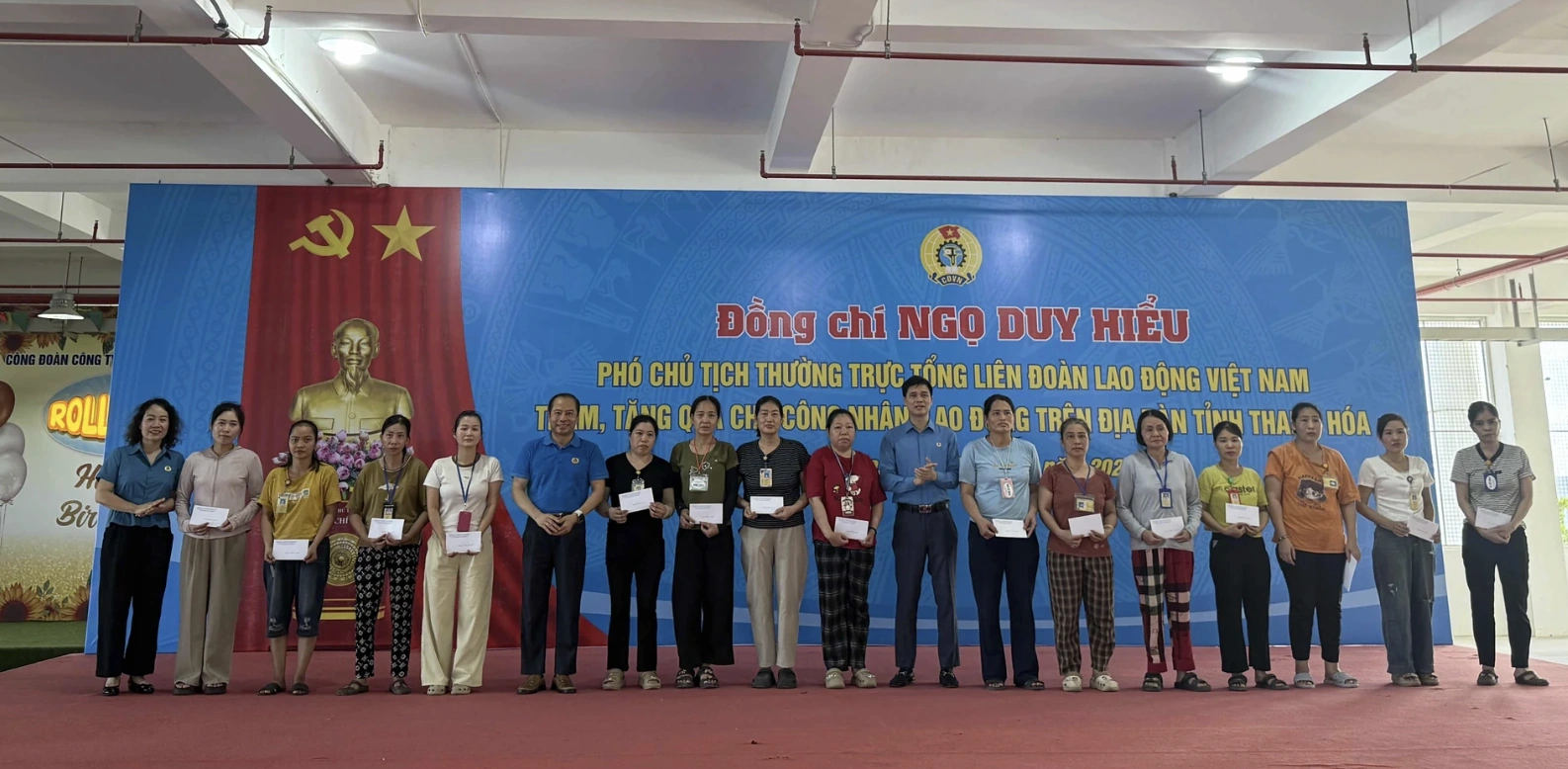 Phó Chủ tịch Thường trực Tổng LĐLĐ Việt Nam thăm, tặng quà công nhân lao động tại Thanh Hóa