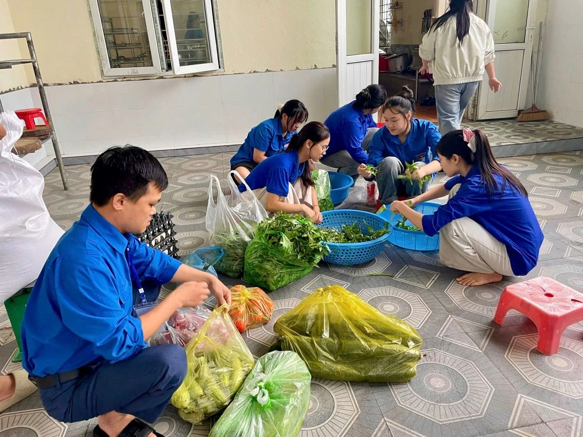 Đoàn xã Quan Sơn hỗ trợ gần 1.000 suất ăn miễn phí cho thí sinh và phụ huynh