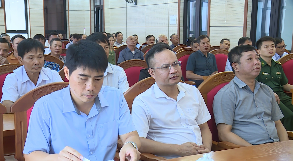 Trao 3.000 lá cờ Tổ quốc cho ngư dân phường Sầm Sơn và xã Tiên Trang