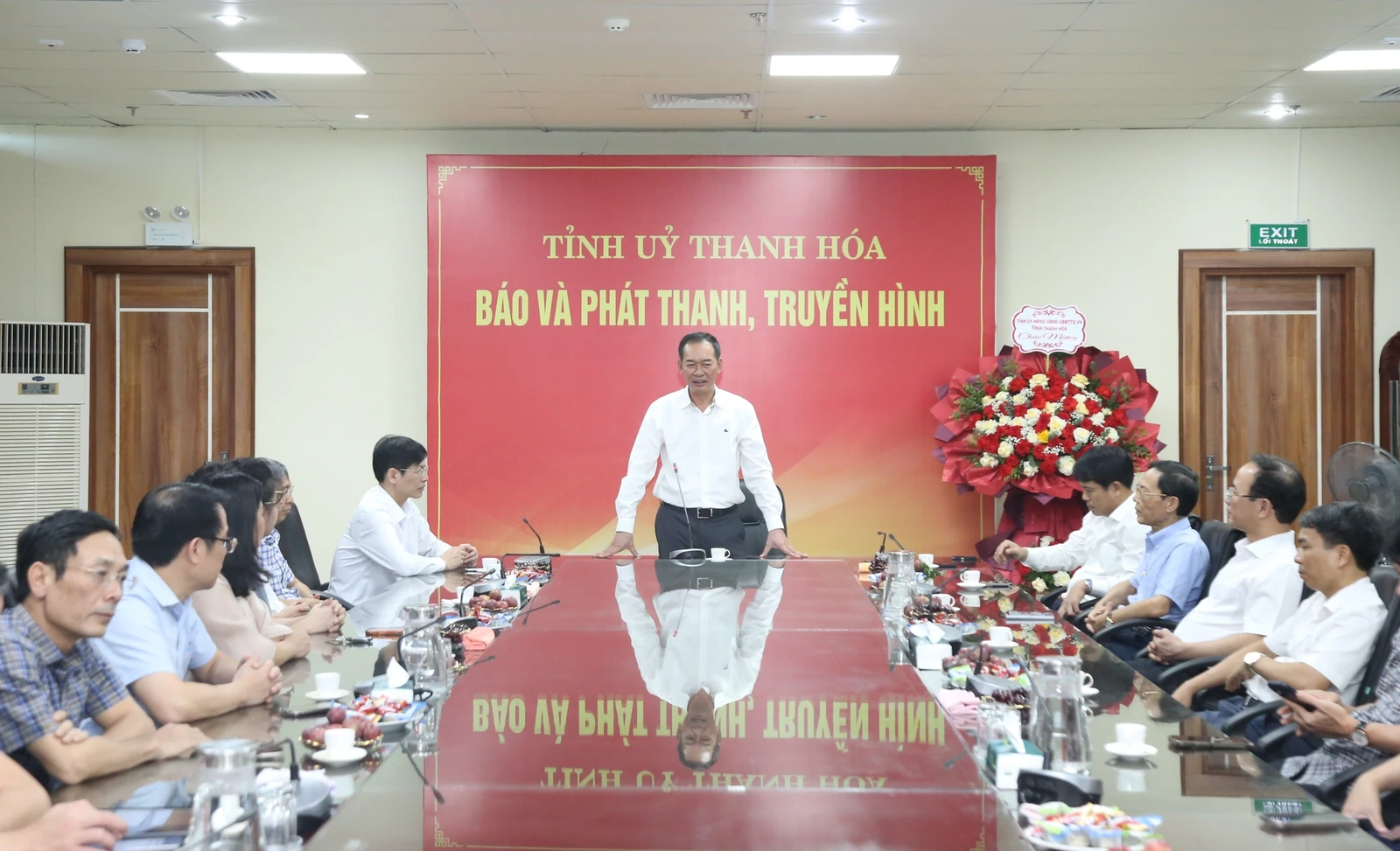 Phó Bí thư Tỉnh ủy Trịnh Tuấn Sinh chúc mừng Báo và Phát thanh, truyền hình Thanh Hóa nhân Ngày Báo chí Cách mạng Việt Nam