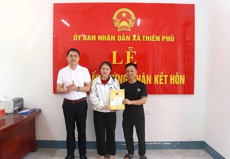 Trao giấy chứng nhận kết hôn tại trụ sở: Cách làm mới ở xã Thiên Phủ 