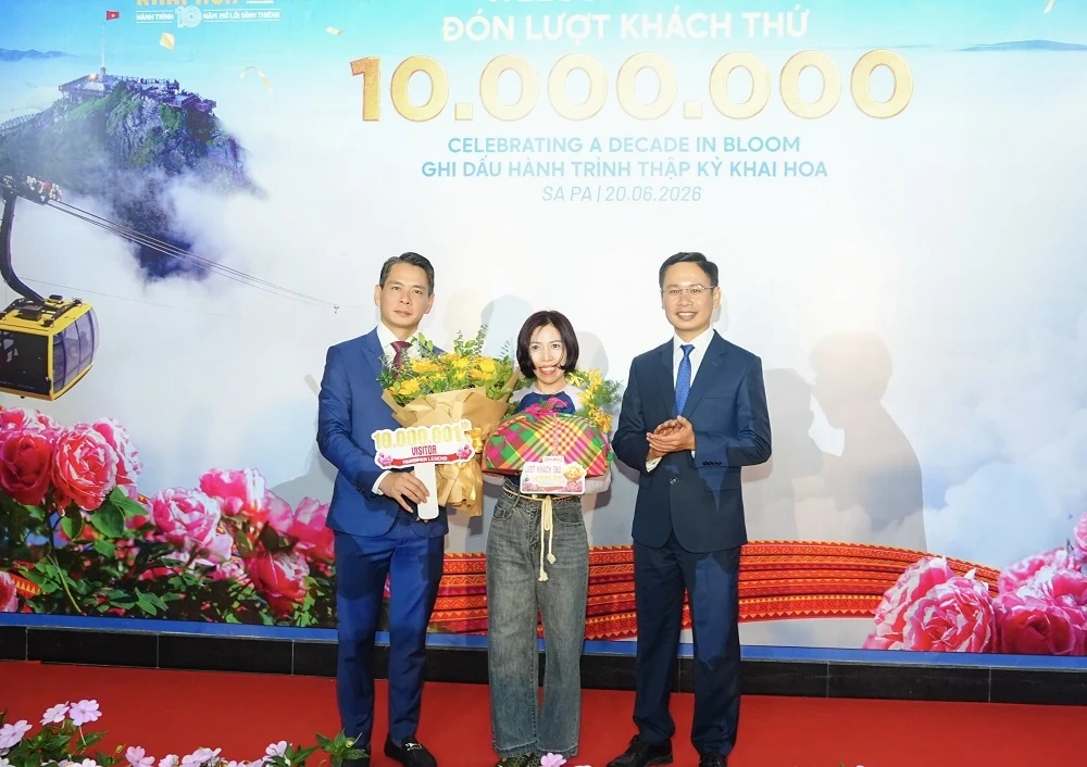 Vị khách thứ 10 triệu tại Fansipan nhận phần quà trị giá hơn 20 triệu đồng