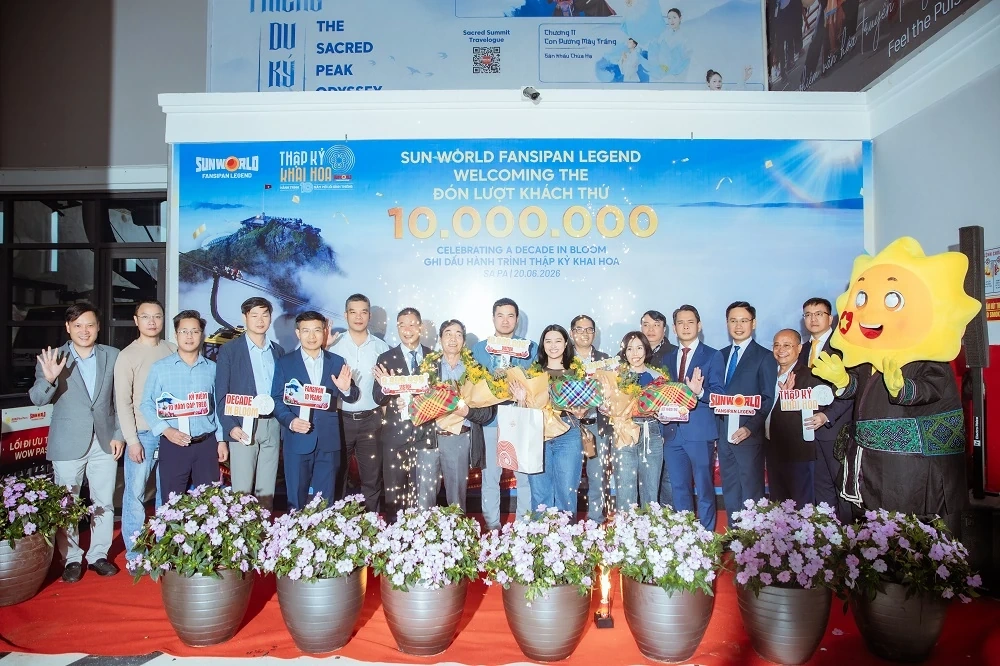Vị khách thứ 10 triệu tại Fansipan nhận phần quà trị giá hơn 20 triệu đồng