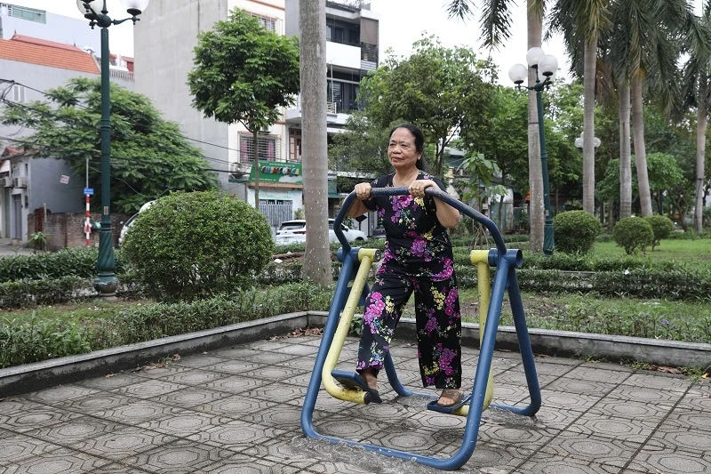 Em gái nhập viện vì mất ngủ, bà cụ 74 tuổi tự tìm lối thoát