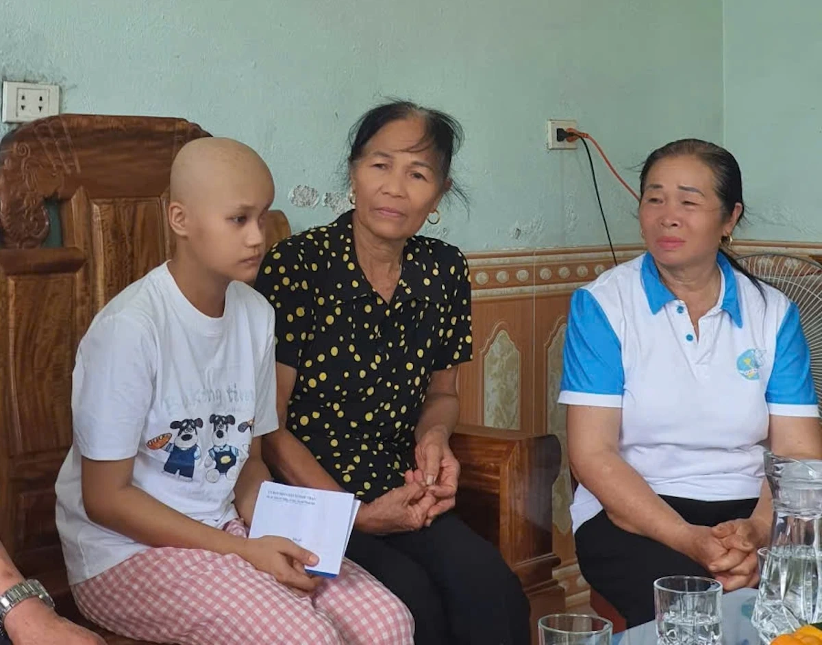 Hỗ trợ nữ sinh cùng lúc chống chọi với 2 căn bệnh ung thư