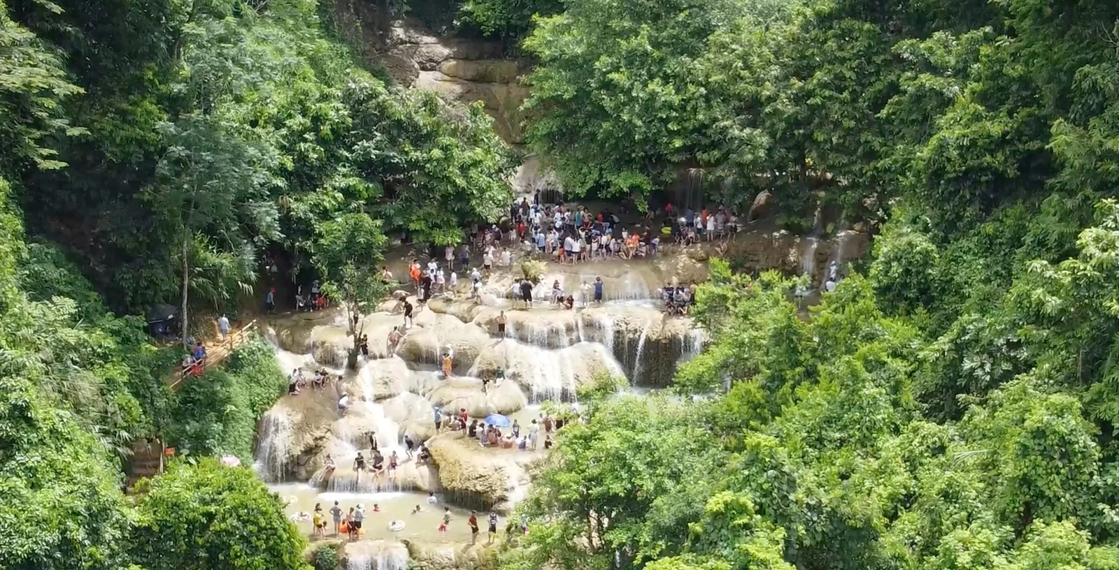 Hàng nghìn du khách đến với thác Mây mỗi ngày