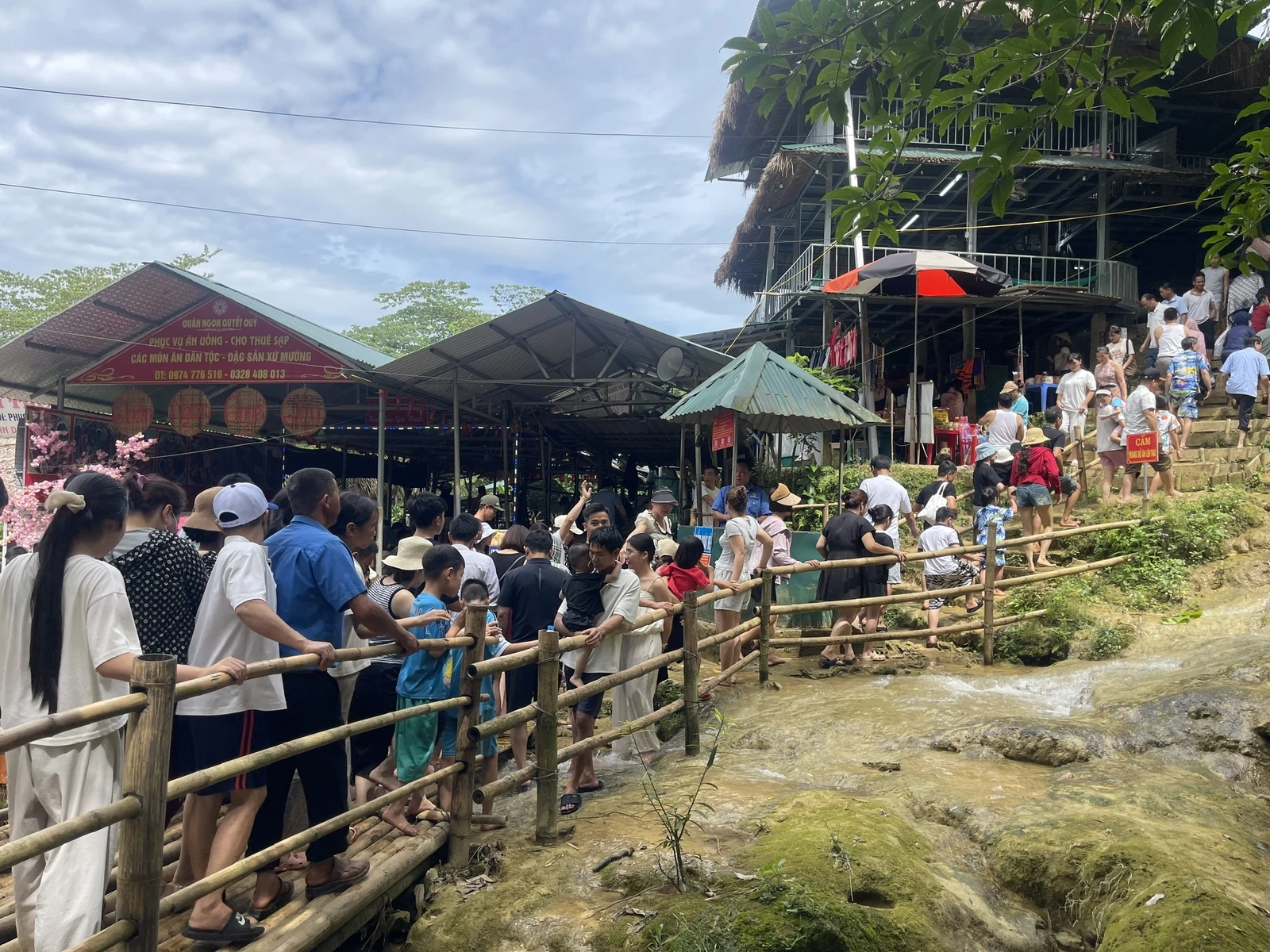 Hàng nghìn du khách đến với thác Mây mỗi ngày