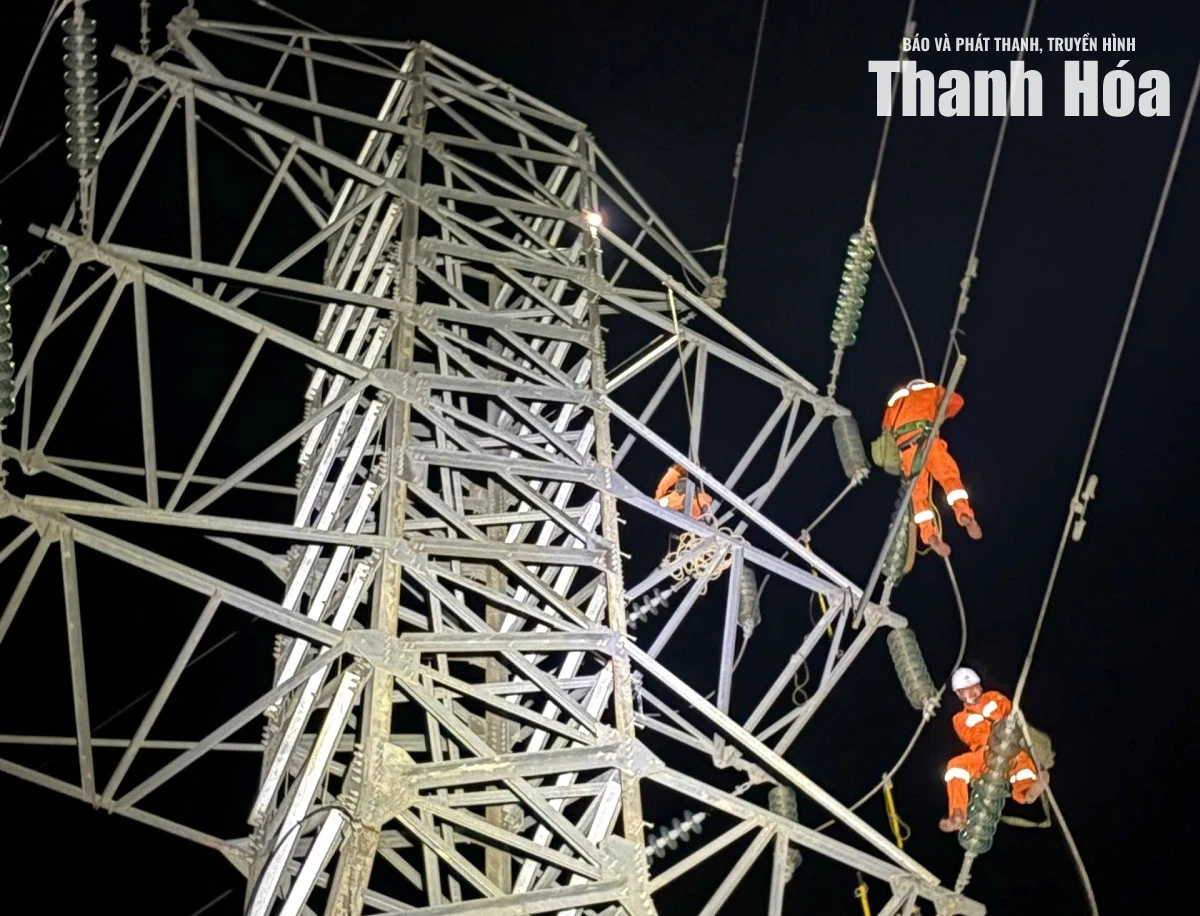 Nhân viên ngành Điện xuyên đêm giữ dòng điện giữa mùa nắng nóng