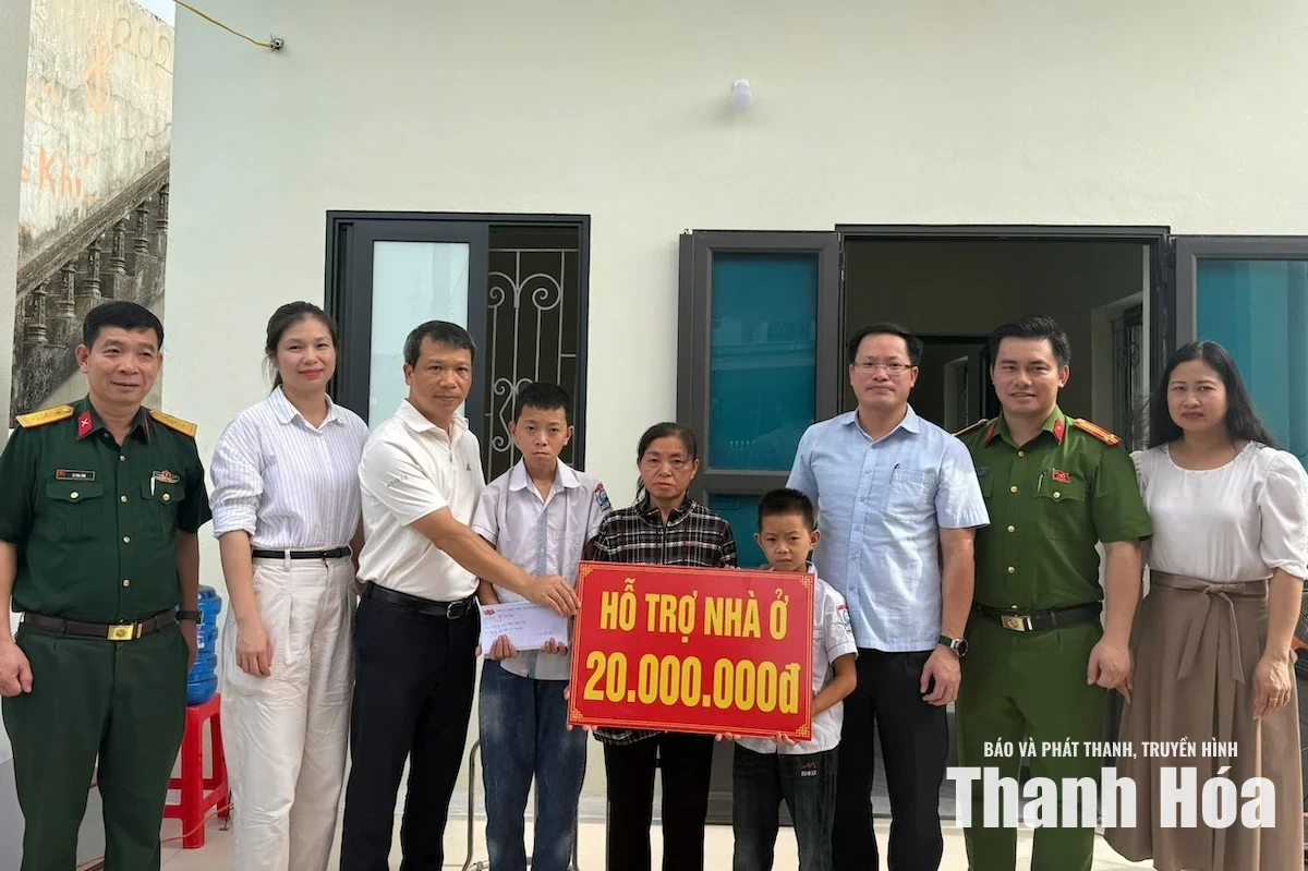 Bàn giao 2 nhà ở cho gia đình chính sách, hộ nghèo tại xã Hậu Lộc
