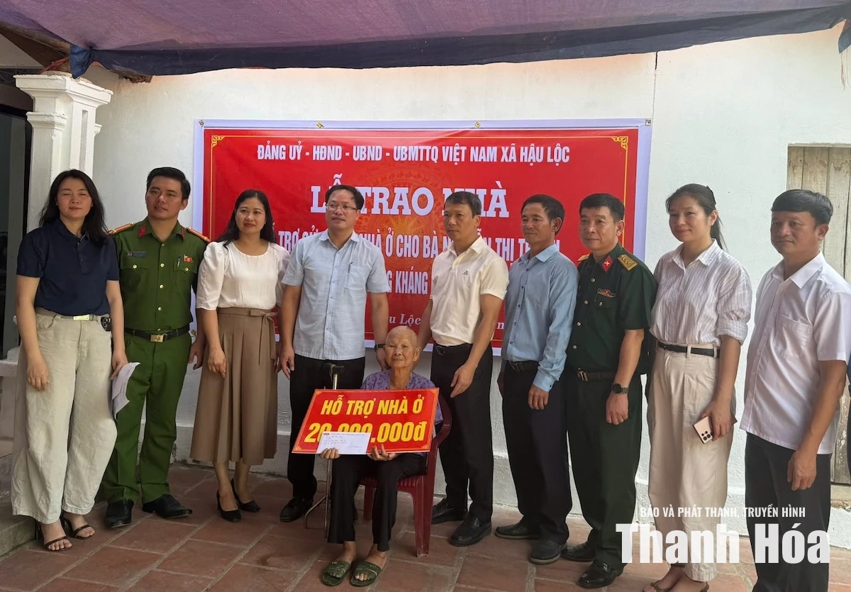 Bàn giao 2 nhà ở cho gia đình chính sách, hộ nghèo tại xã Hậu Lộc