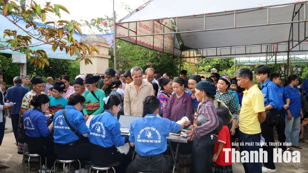 Khám bệnh, cấp phát thuốc miễn phí cho người dân xã Tam Lư