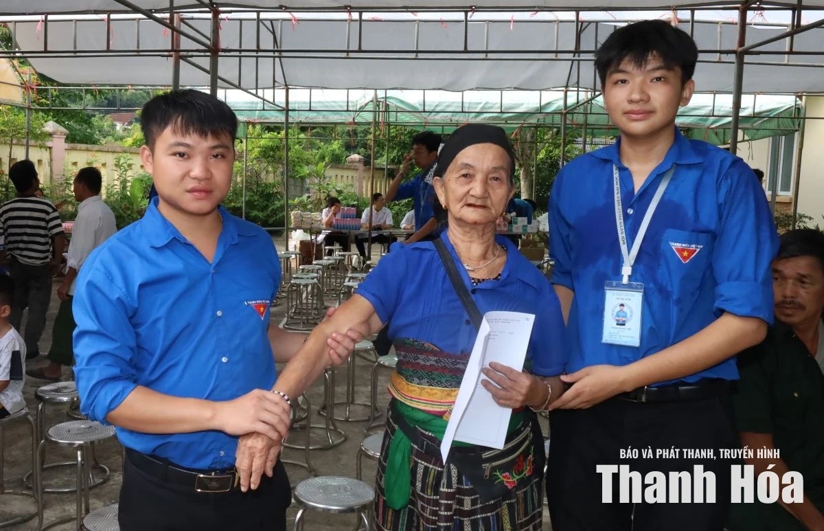 Khám bệnh, cấp phát thuốc miễn phí cho người dân xã Tam Lư