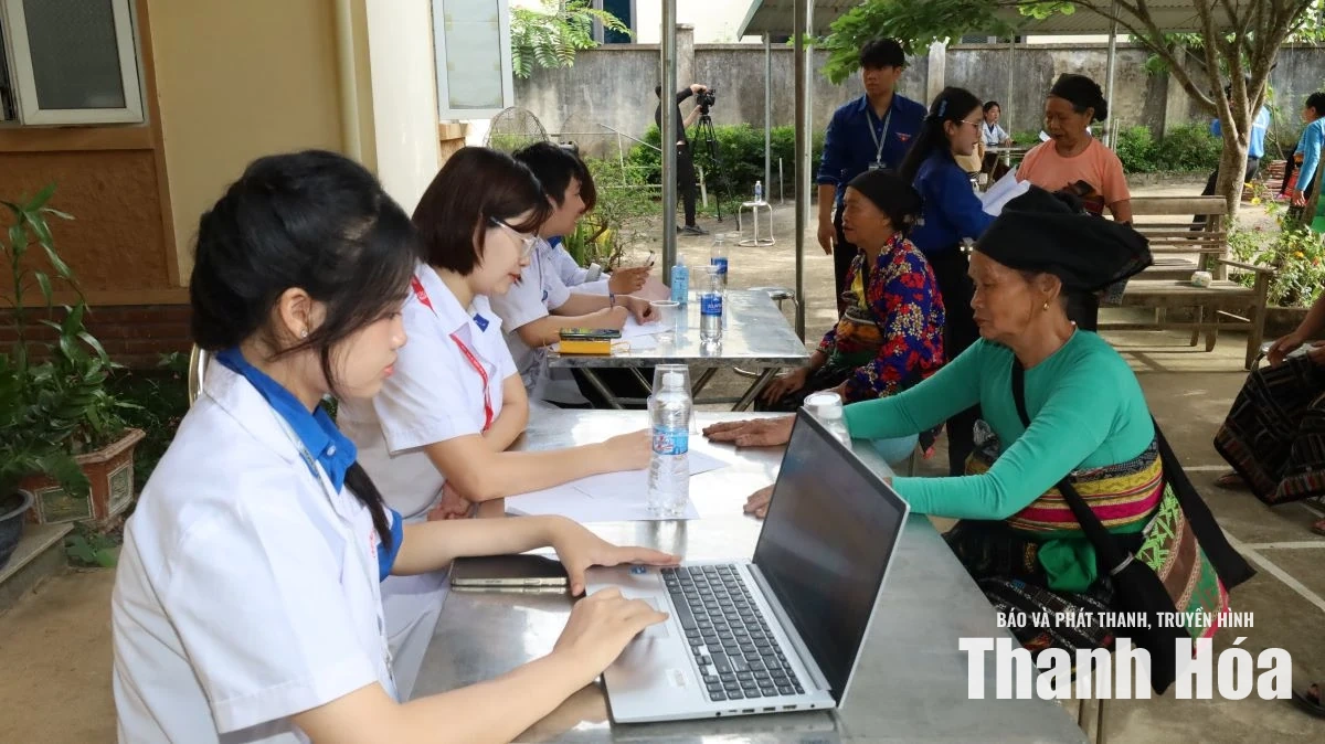 Khám bệnh, cấp phát thuốc miễn phí cho người dân xã Tam Lư
