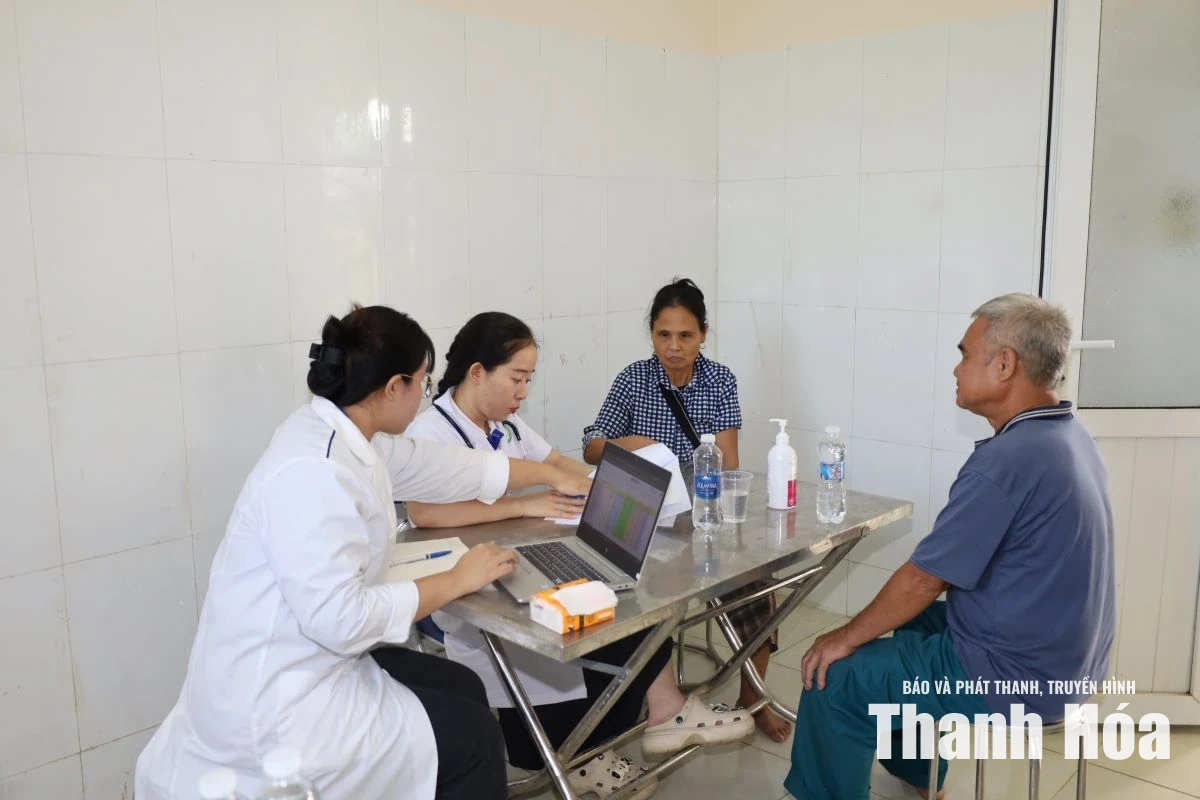 Khám bệnh, cấp phát thuốc miễn phí cho người dân xã Tam Lư