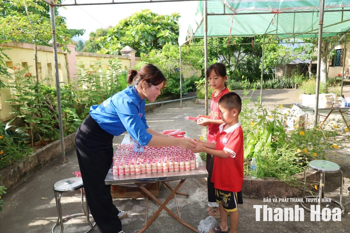 Khám bệnh, cấp phát thuốc miễn phí cho người dân xã Tam Lư