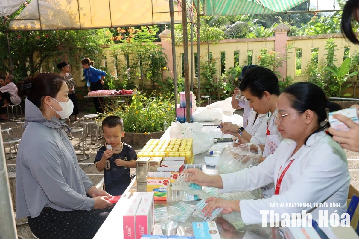 Khám bệnh, cấp phát thuốc miễn phí cho người dân xã Tam Lư
