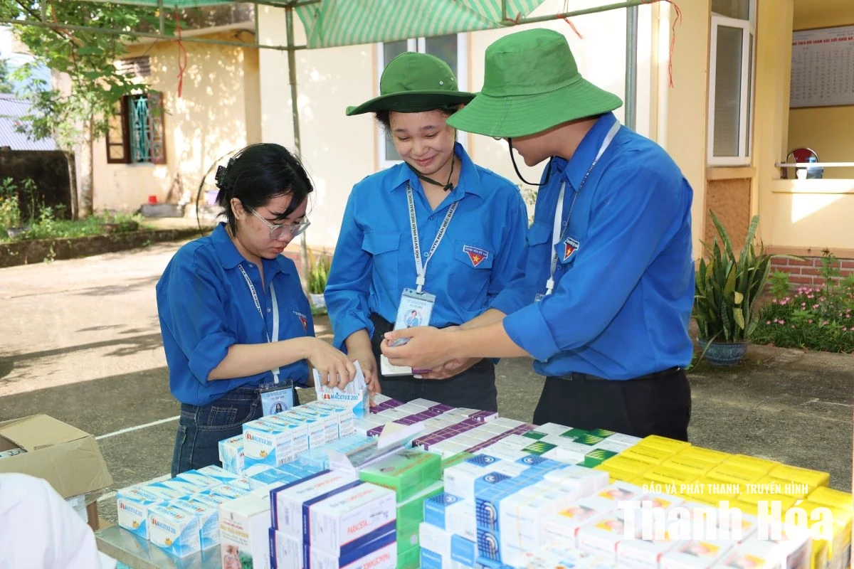 Khám bệnh, cấp phát thuốc miễn phí cho người dân xã Tam Lư