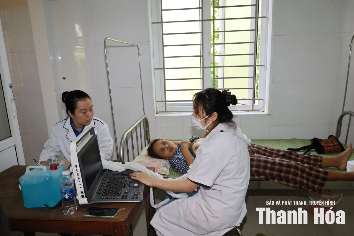 Khám bệnh, cấp phát thuốc miễn phí cho người dân xã Tam Lư