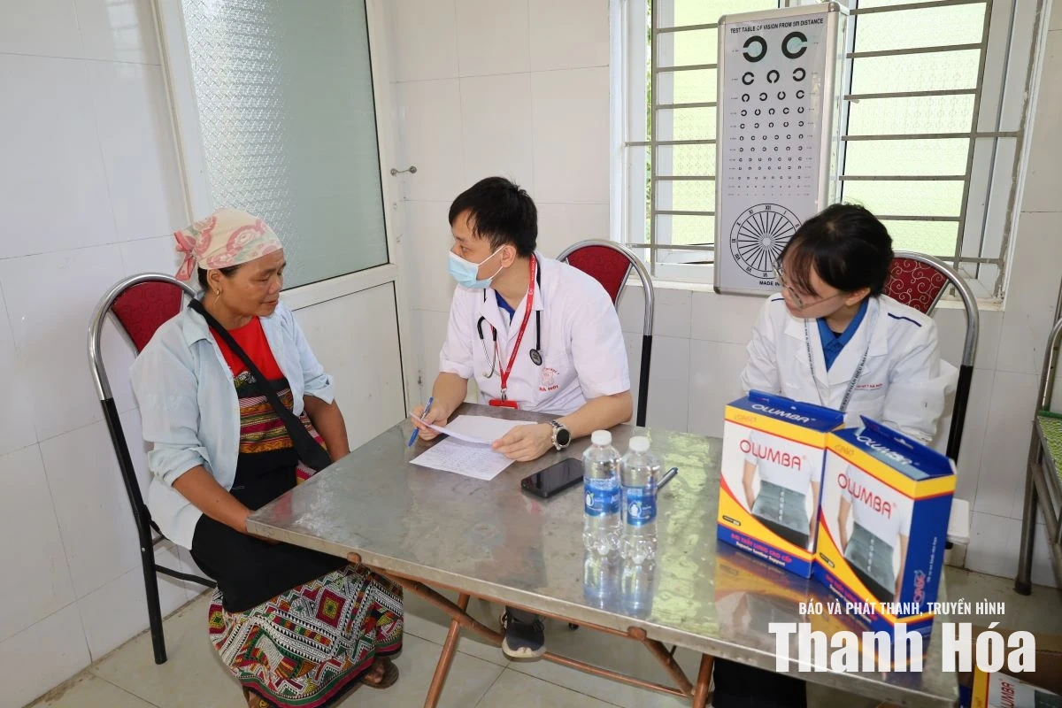 Khám bệnh, cấp phát thuốc miễn phí cho người dân xã Tam Lư
