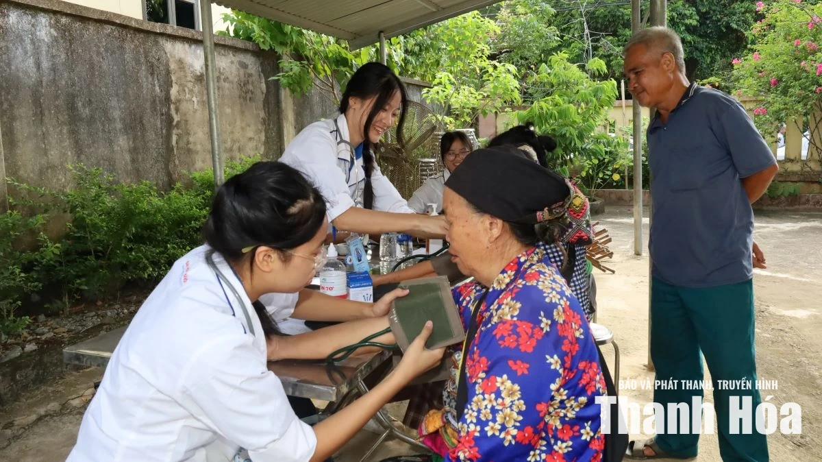 Khám bệnh, cấp phát thuốc miễn phí cho người dân xã Tam Lư