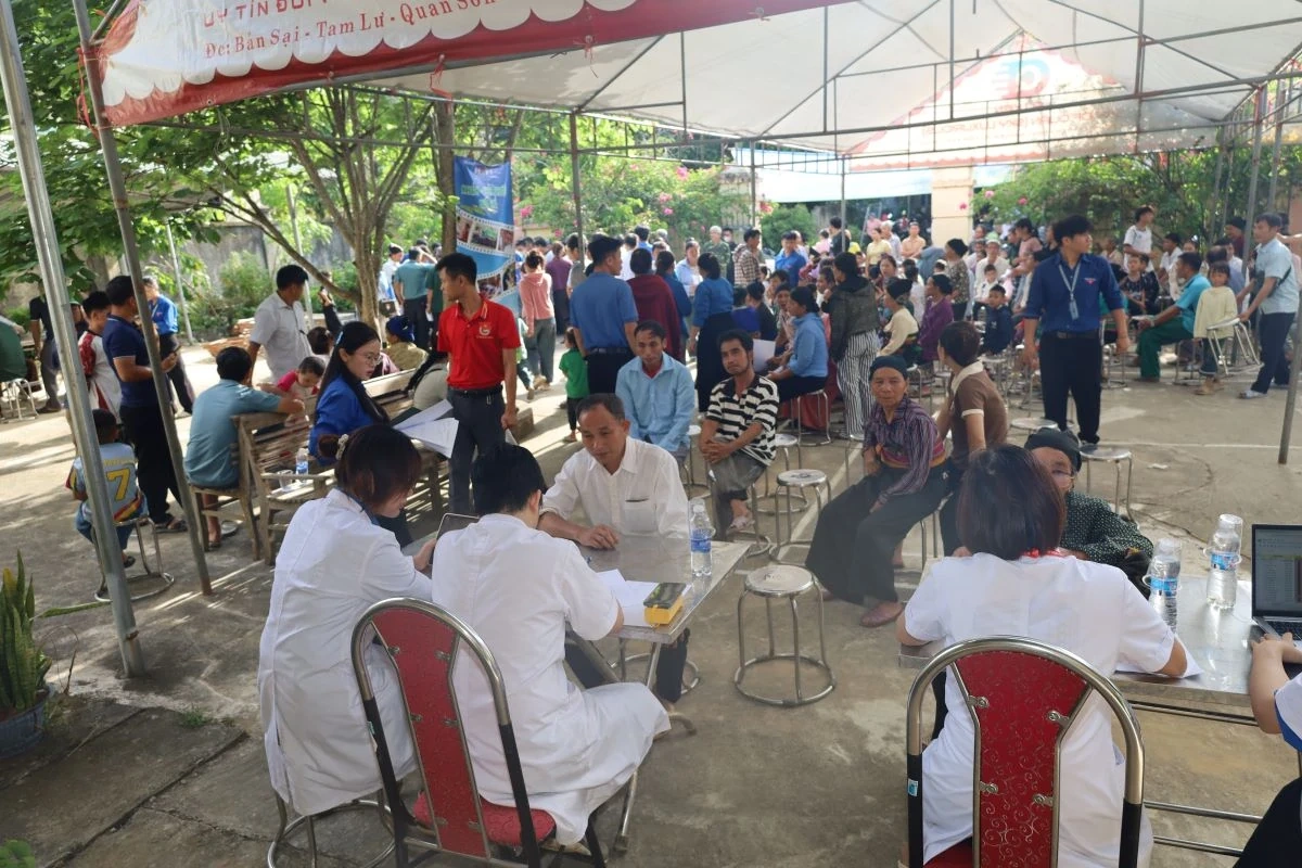 Khám bệnh, cấp phát thuốc miễn phí cho người dân xã Tam Lư