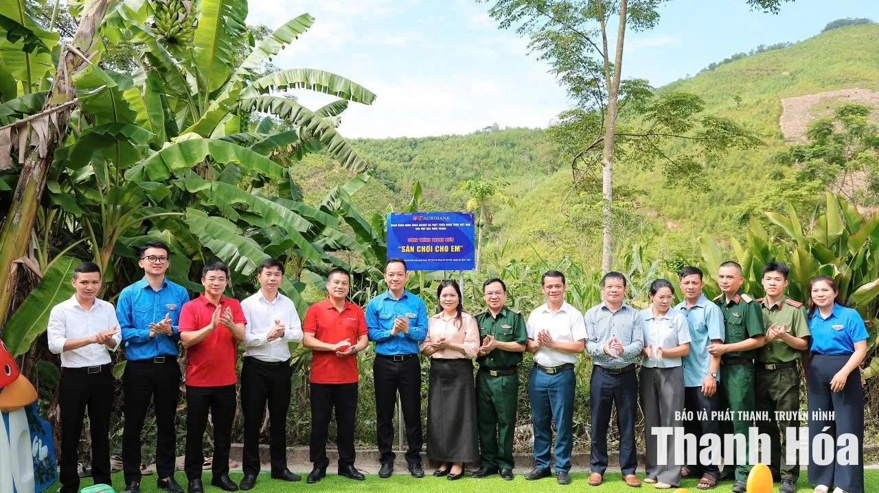 Tặng công trình “Sân chơi cho em” tại xã Bát Mọt