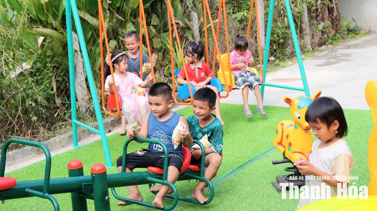 Tặng công trình “Sân chơi cho em” tại xã Bát Mọt