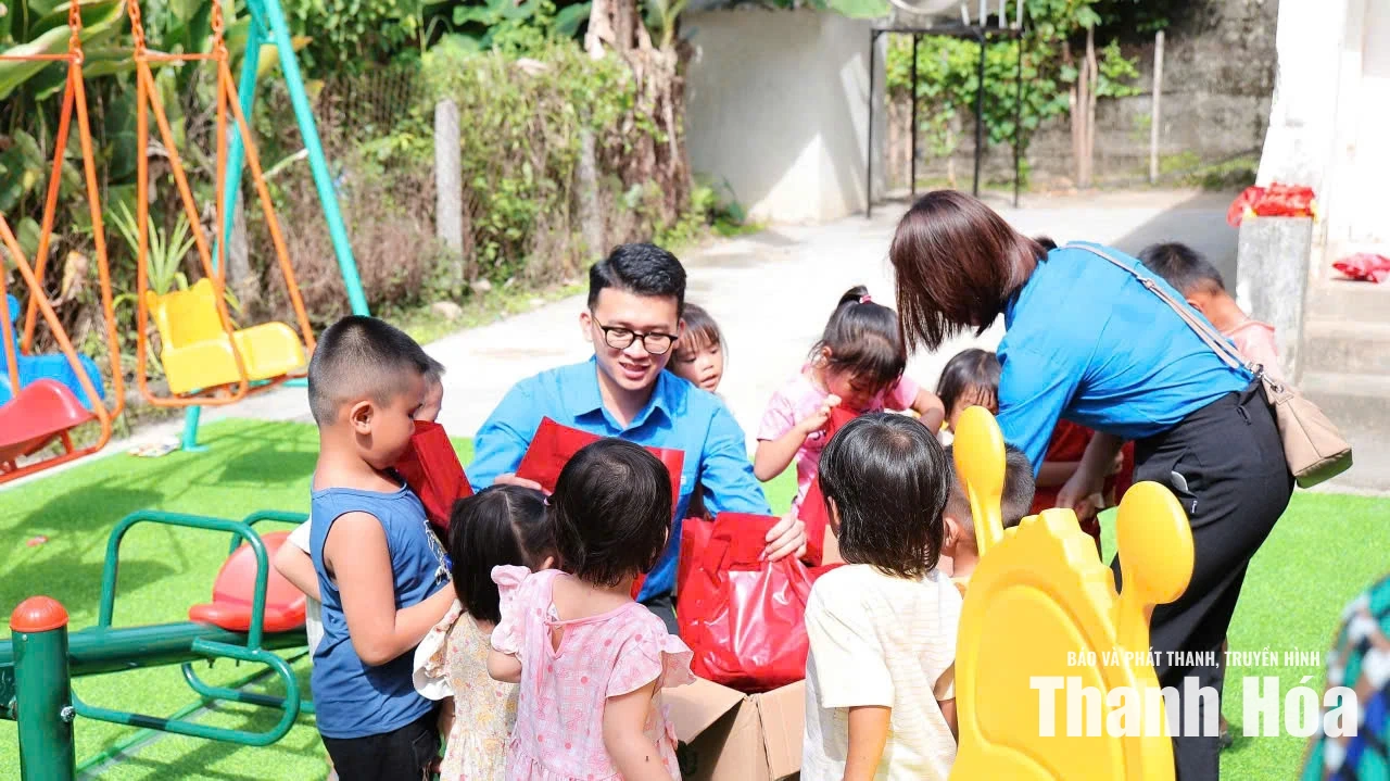 Tặng công trình “Sân chơi cho em” tại xã Bát Mọt
