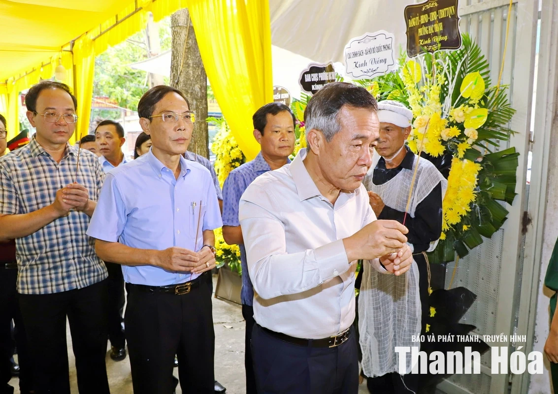 Đoàn đại biểu Tỉnh ủy, HĐND, UBND, Ủy ban MTTQ tỉnh viếng Anh hùng lực lượng vũ trang Nhân dân Ngô Thị Tuyển
