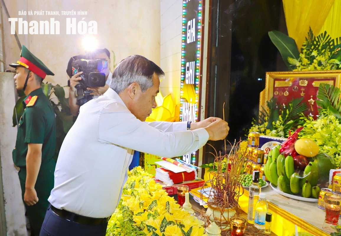 Đoàn đại biểu Tỉnh ủy, HĐND, UBND, Ủy ban MTTQ tỉnh viếng Anh hùng lực lượng vũ trang Nhân dân Ngô Thị Tuyển