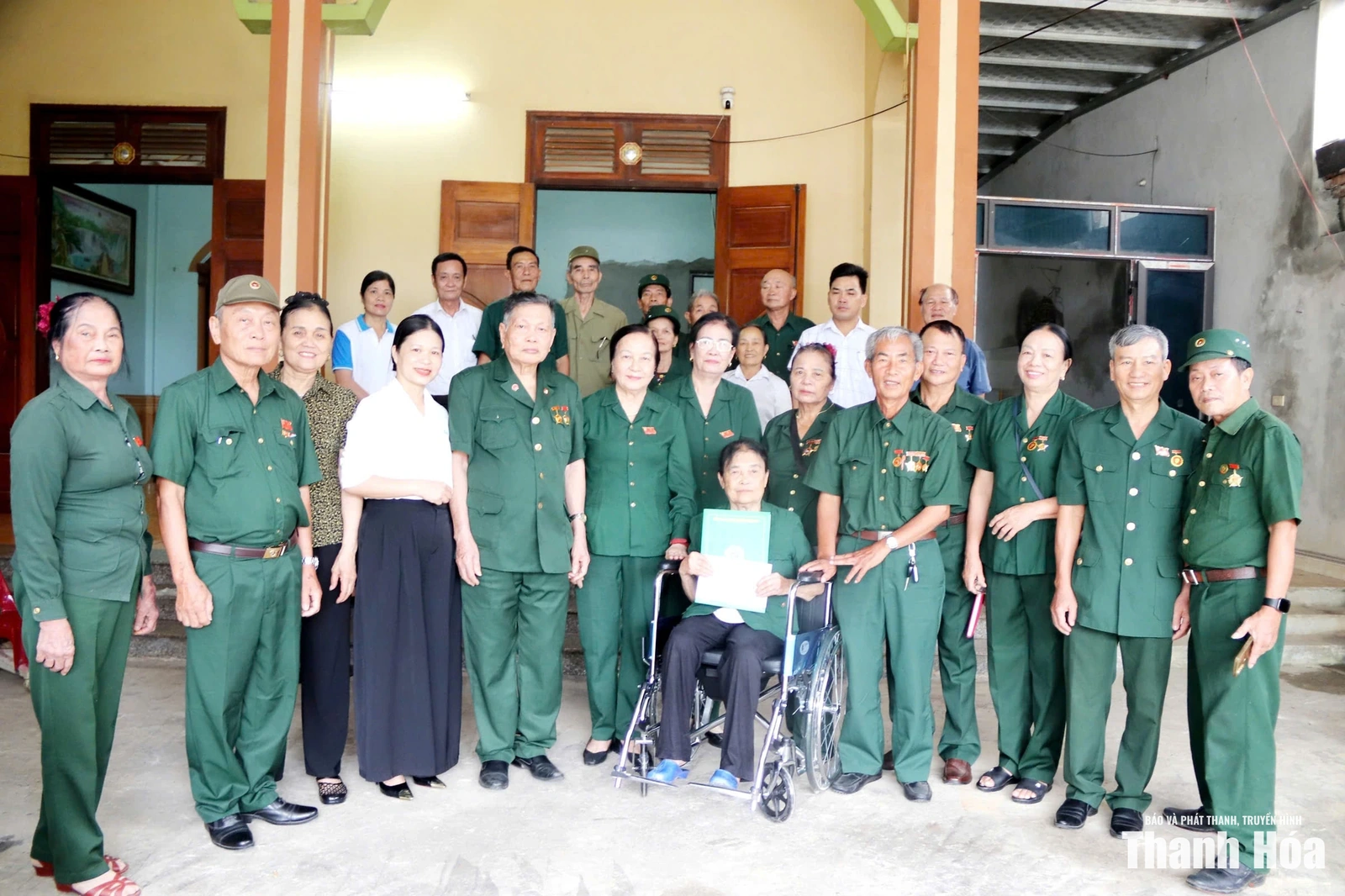 Tặng quà tri ân cựu TNXP khó khăn, gia đình chính sách