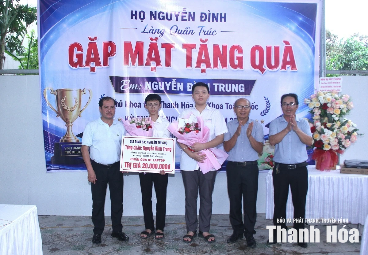 Dòng họ Nguyễn Đình khen thưởng học sinh Nguyễn Đình Trung đạt danh hiệu thủ khoa toàn tỉnh