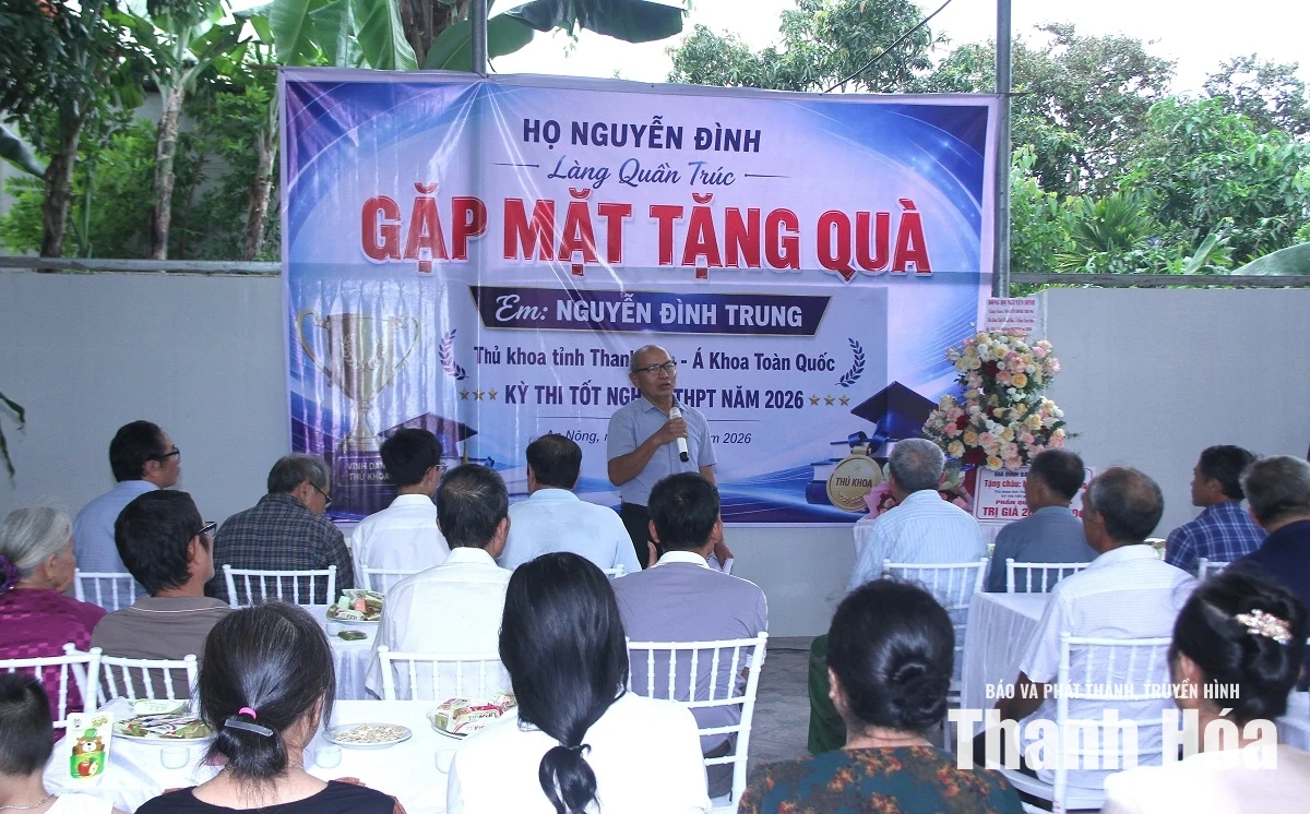 Dòng họ Nguyễn Đình khen thưởng học sinh Nguyễn Đình Trung đạt danh hiệu thủ khoa toàn tỉnh
