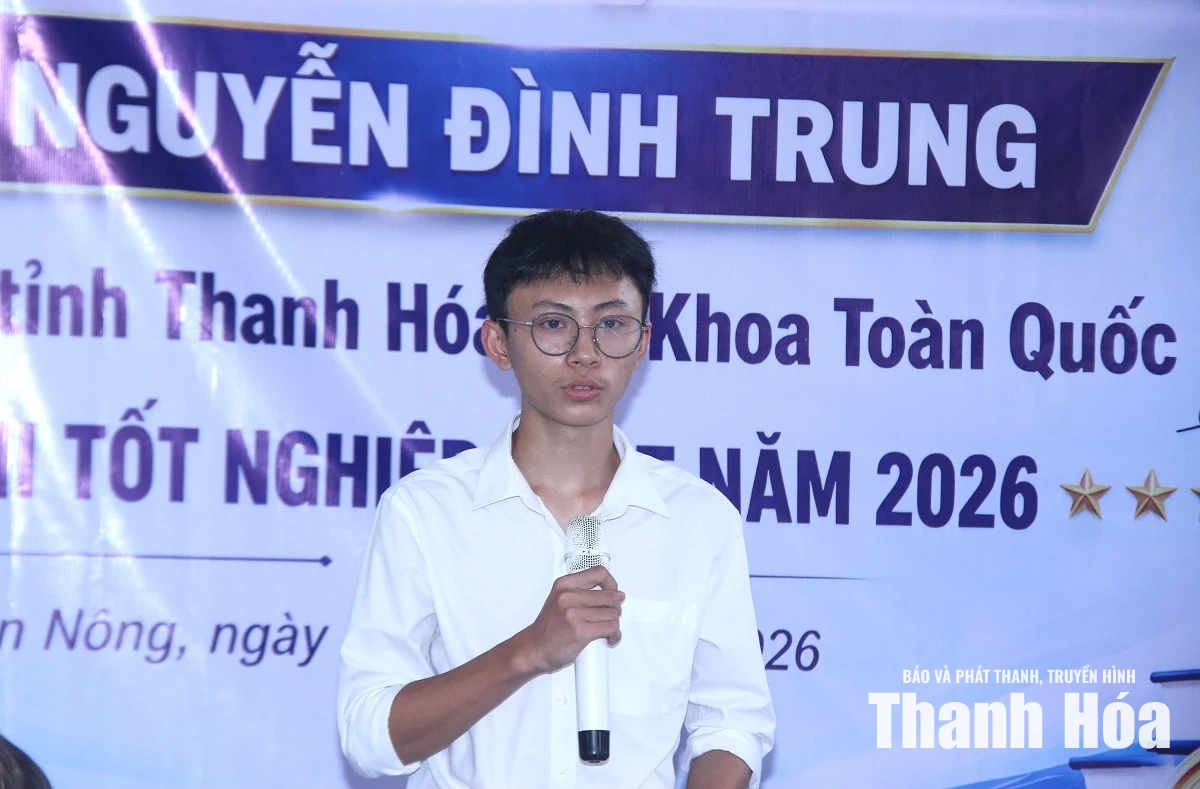 Dòng họ Nguyễn Đình khen thưởng học sinh Nguyễn Đình Trung đạt danh hiệu thủ khoa toàn tỉnh