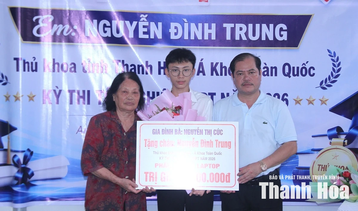 Dòng họ Nguyễn Đình khen thưởng học sinh Nguyễn Đình Trung đạt danh hiệu thủ khoa toàn tỉnh