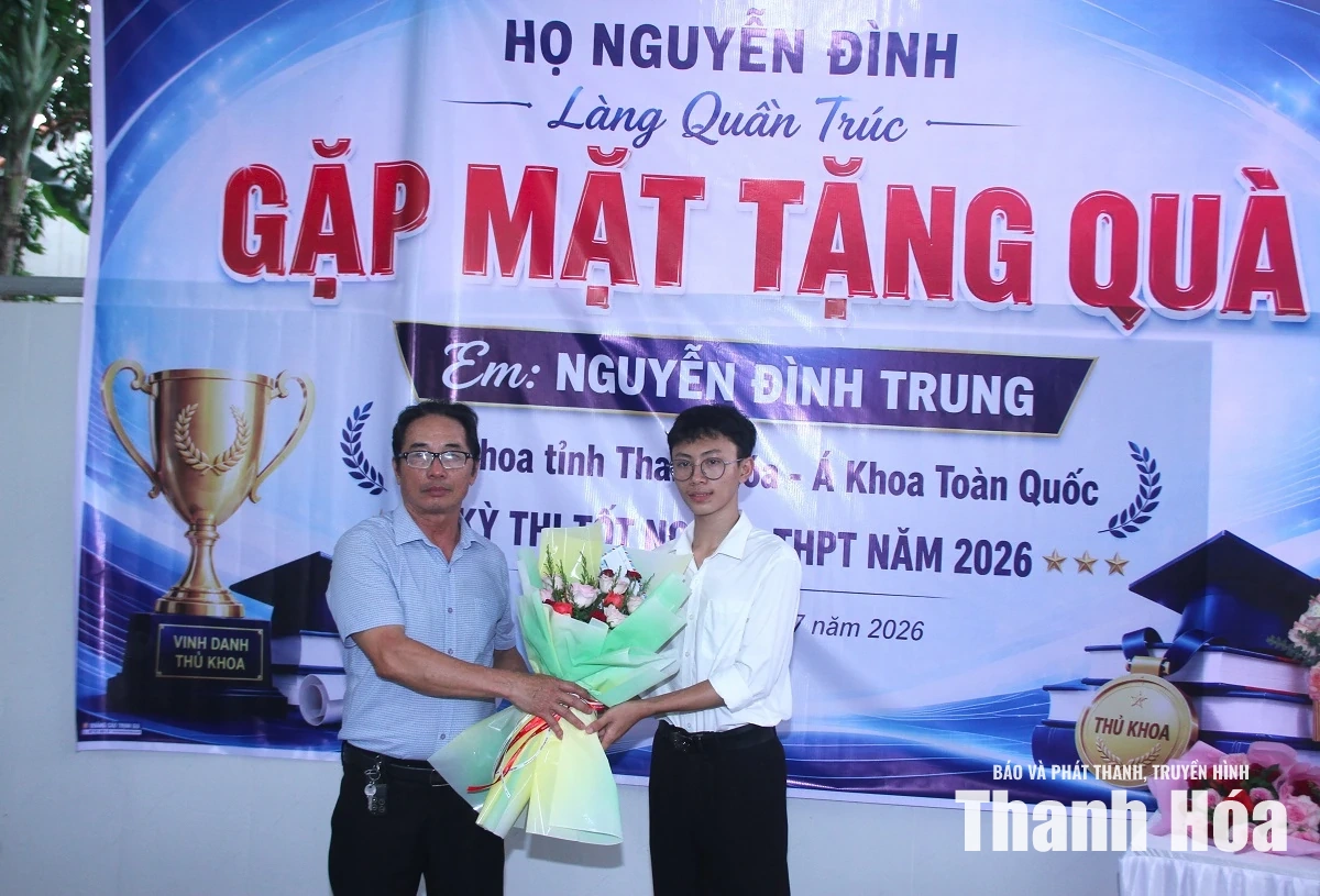 Dòng họ Nguyễn Đình khen thưởng học sinh Nguyễn Đình Trung đạt danh hiệu thủ khoa toàn tỉnh