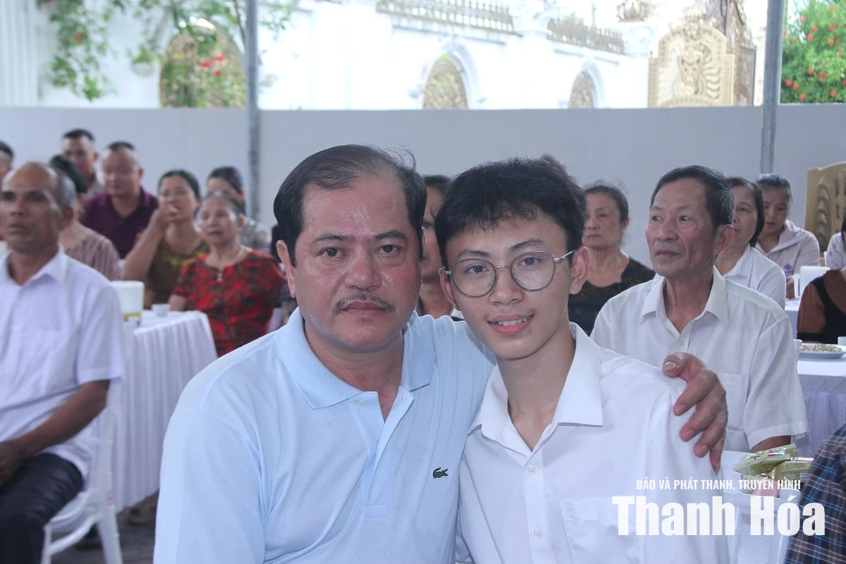 Dòng họ Nguyễn Đình khen thưởng học sinh Nguyễn Đình Trung đạt danh hiệu thủ khoa toàn tỉnh