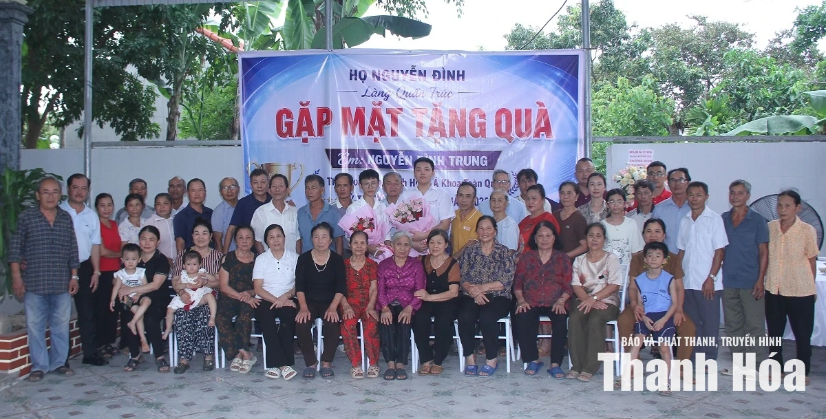 Dòng họ Nguyễn Đình khen thưởng học sinh Nguyễn Đình Trung đạt danh hiệu thủ khoa toàn tỉnh